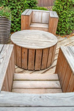 Tahtadan yapılmış el yapımı mobilyalar. Bahçeyi ve bahçeyi düzenlemek için fikir