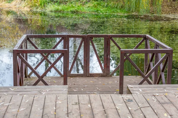 Malé Dřevěné Molo Pro Čluny Opuštěného Městského Rybníka Duckweedem — Stock fotografie