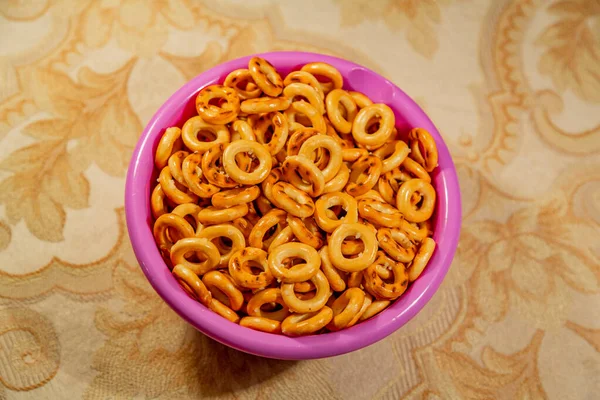 Rund Gebackenes Sushki Mit Salz Einer Violetten Plastikschüssel Bestreut Traditioneller — Stockfoto