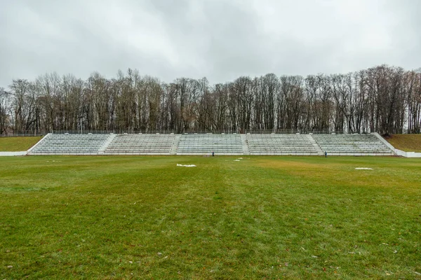 曇りの日にサッカー場のある破壊された都市のスタジアムの一部 — ストック写真