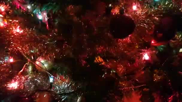 圣诞树 有闪亮的玩具和闪闪发光的五彩缤纷的花环 — 图库视频影像