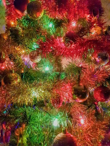 Slavnostní Hračky Visí Větvi Syntetického Vánočního Stromku Jasným Elektrickým Věncem — Stock fotografie