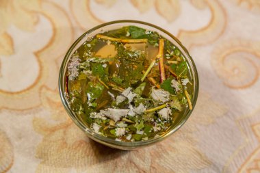 Kurutulmuş bitki, yaprak ve yaprak karışımı tonik şifalı çay yapmak için.