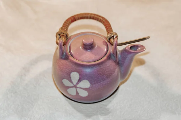 带有手柄和喷口的彩色陶瓷茶壶 — 图库照片