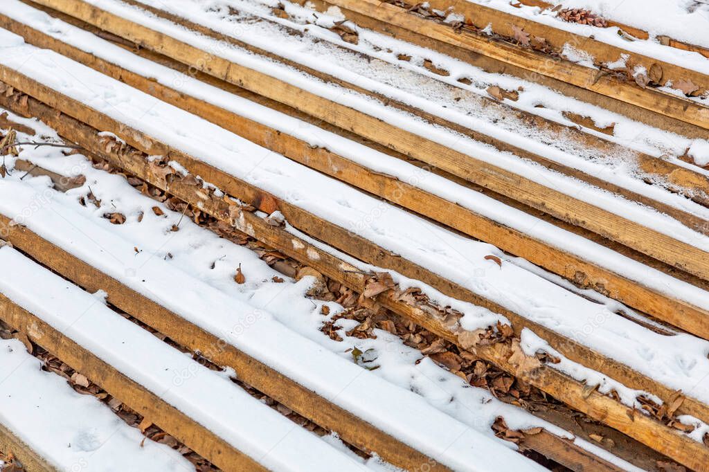 Montón de largas tablas de madera para la construcción y mejora del