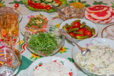 Yeni yıl ve Noel arifesinde servis edilen şenlikli masada lezzetli yemekler ve atıştırmalıklar.
