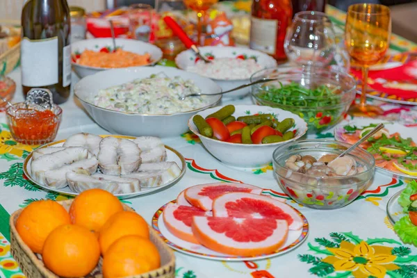 Pyszne Jedzenie Przekąski Świątecznym Stole Serwowane Sylwestra Wigilię — Zdjęcie stockowe