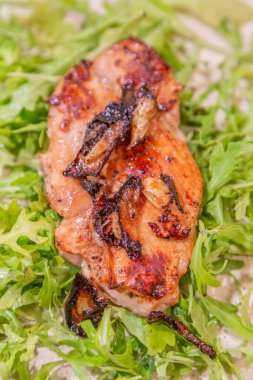 İştah açıcı bir parça iyi pişmiş et ve taze yeşil marul yaprakları.