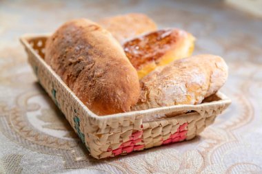 Hasır bir tabakta nefis ev yapımı hamur turtası.