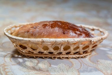 Hasır bir tabakta nefis ev yapımı hamur turtası.