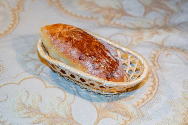 Delicioso Assado Torta Massa Caseira Prato Vime Madeira — Fotografia de Stock