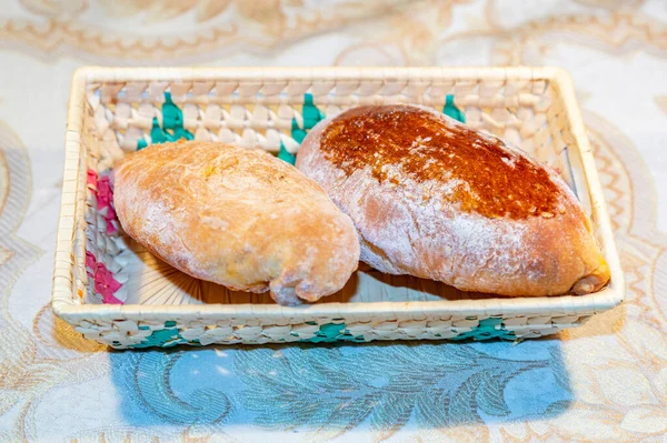 Delicioso Pastel Masa Casero Horneado Plato Madera Mimbre —  Fotos de Stock