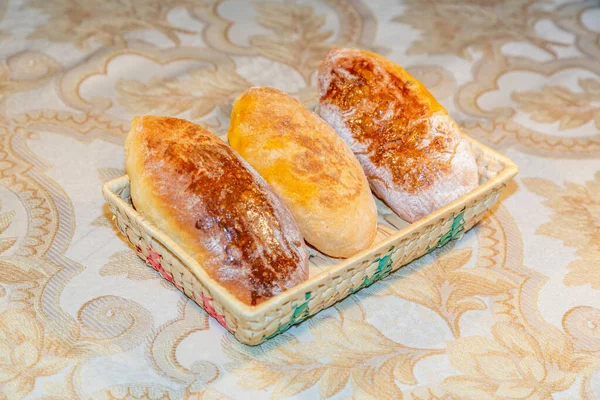 Pyszne Pieczone Domowe Ciasto Ciasto Wiklinowym Drewnianym Naczyniu — Zdjęcie stockowe