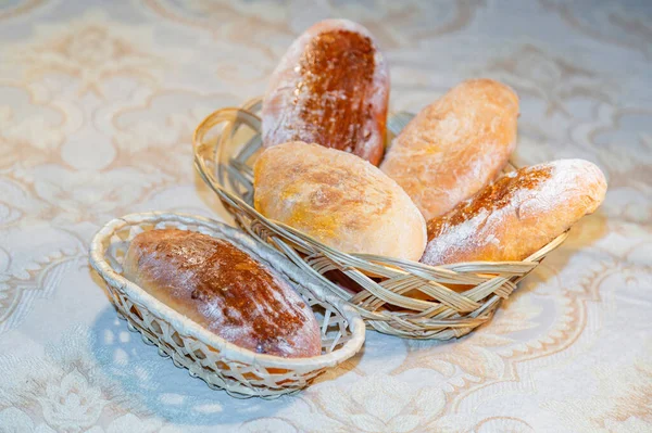 Delicioso Assado Torta Massa Caseira Prato Vime Madeira — Fotografia de Stock