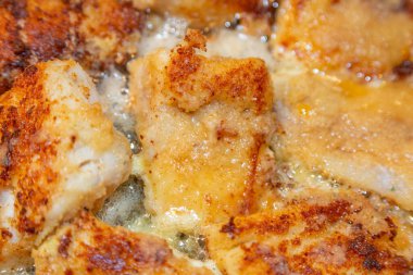 Taze balık fileto parçaları tavada kızartılır.