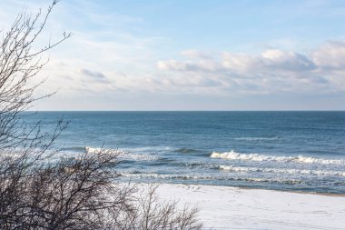 Rusya 'nın Kalininingrad bölgesinde Baltık Denizi suları, ufuk ve bulutlu gökyüzü ile kışın deniz manzarası