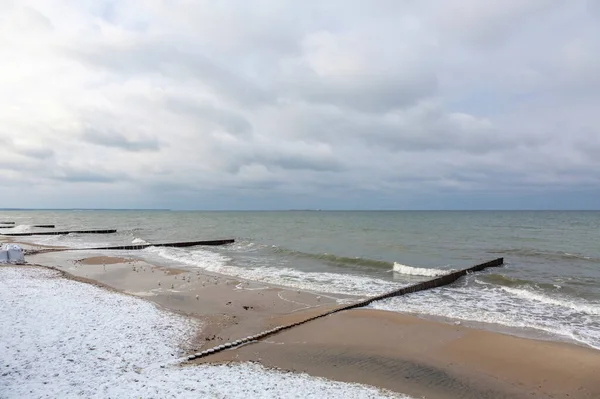 ロシアのカリーニングラード地域でバルト海の海 水平線と曇りの空と冬の風景 — ストック写真