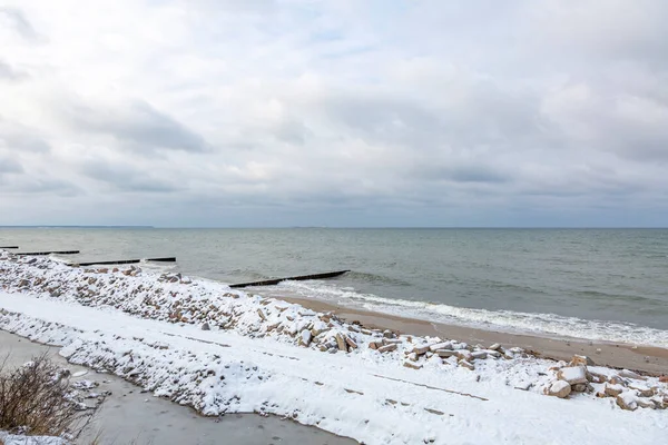 俄罗斯加里宁格勒地区冬季海景 波罗的海水域 地平线和多云的天空 — 图库照片