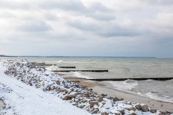 ロシアのカリーニングラード地域でバルト海の海 水平線と曇りの空と冬の風景 — ストック写真