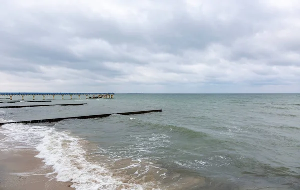 俄罗斯加里宁格勒地区冬季海景 波罗的海水域 地平线和多云的天空 — 图库照片