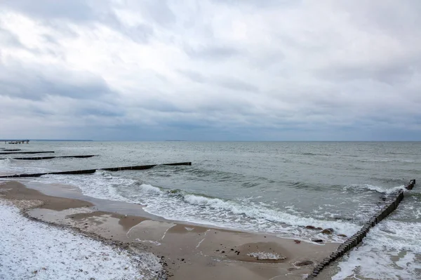 俄罗斯加里宁格勒地区冬季海景 波罗的海水域 地平线和多云的天空 — 图库照片