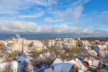 Zelenogradsk, Rusya - 16 Ocak 2021: Güneşli bir kış gününde Su Kulesi 'nden tatil köyünün manzarası