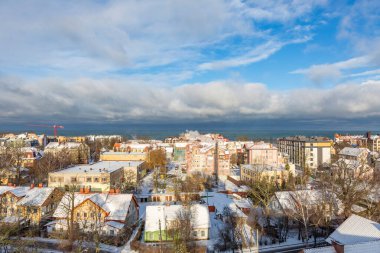 Zelenogradsk, Rusya - 16 Ocak 2021: Güneşli bir kış gününde Su Kulesi 'nden tatil köyünün manzarası