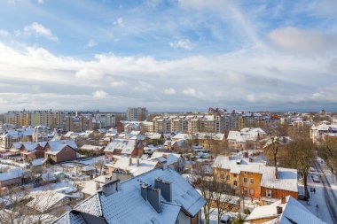 Zelenogradsk, Rusya - 16 Ocak 2021: Güneşli bir kış gününde Su Kulesi 'nden tatil köyünün manzarası