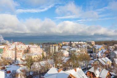 Zelenogradsk, Rusya - 16 Ocak 2021: Güneşli bir kış gününde Su Kulesi 'nden tatil köyünün manzarası