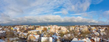Zelenogradsk, Rusya - 16 Ocak 2021: Güneşli bir kış gününde Su Kulesi 'nden tatil köyünün manzarası