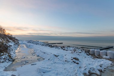 Rusya 'nın Kalininingrad bölgesinde Baltık Denizi suları, ufuk ve bulutlu gökyüzü ile kışın deniz manzarası