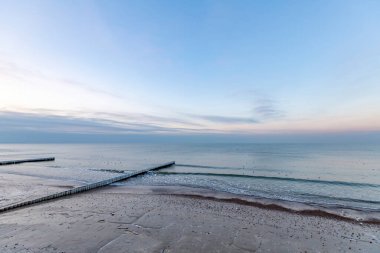 Rusya 'nın Kalininingrad bölgesinde Baltık Denizi suları, ufuk ve bulutlu gökyüzü ile kışın deniz manzarası