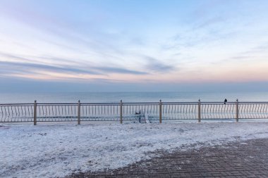 Rusya 'nın Kalininingrad bölgesinde Baltık Denizi suları, ufuk ve bulutlu gökyüzü ile kışın deniz manzarası