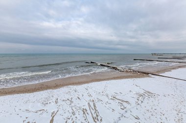 Rusya 'nın Kalininingrad bölgesinde Baltık Denizi suları, ufuk ve bulutlu gökyüzü ile kışın deniz manzarası