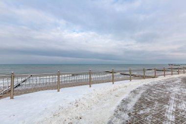 Rusya 'nın Kalininingrad bölgesinde Baltık Denizi suları, ufuk ve bulutlu gökyüzü ile kışın deniz manzarası