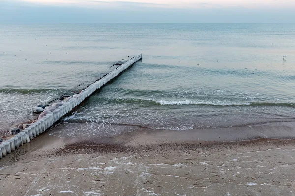 ロシアのカリーニングラード地域でバルト海の海 水平線と曇りの空と冬の風景 — ストック写真