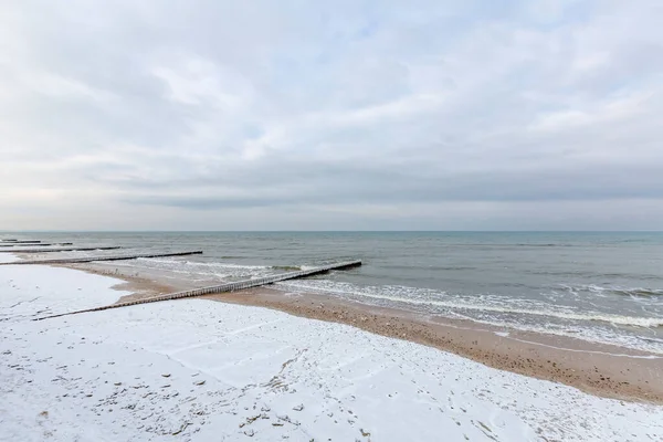 Zimowy Krajobraz Morski Wodami Morza Bałtyckiego Horyzont Zachmurzone Niebo Obwodzie — Zdjęcie stockowe