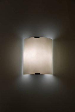 Modern bir odanın dekorunun bir parçası olarak lambanın minimalist tasarımı