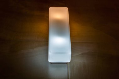 Modern bir odanın dekorunun bir parçası olarak lambanın minimalist tasarımı