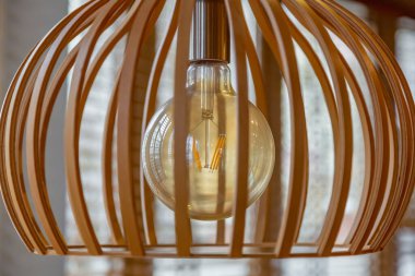 Modern bir odanın dekorunun bir parçası olarak lambanın minimalist tasarımı