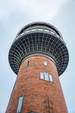 Zelenogradsk, Rusya - 16 Ocak 2021: 40 metrelik tuğla su kulesi. Şehrin sembolü. 1904 'te inşa edilmiş.