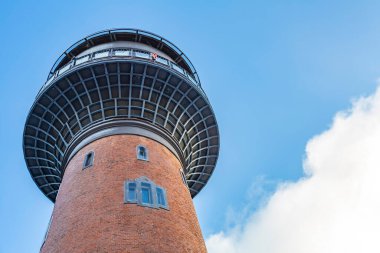 Zelenogradsk, Rusya - 16 Ocak 2021: 40 metrelik tuğla su kulesi. Şehrin sembolü. 1904 'te inşa edilmiş.