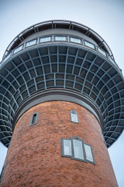 Zelenogradsk, Rusya - 16 Ocak 2021: 40 metrelik tuğla su kulesi. Şehrin sembolü. 1904 'te inşa edilmiş.