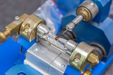 Mücevher ve hediyelik eşya üretimi için ham kehribar kesme ekipmanı.