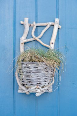 Evin ahşap kapısında asılı güzel bir bayram süsü.