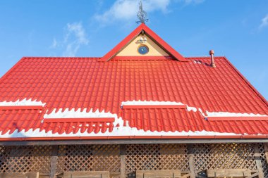 Kaliningrad Bölgesi, Rusya - 15 Ocak 2021: Kışın küçük bir tatil köyünün tipik mimarisi