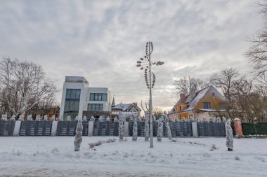 Kaliningrad Bölgesi, Rusya - 15 Ocak 2021: Kışın küçük bir tatil köyünün tipik mimarisi