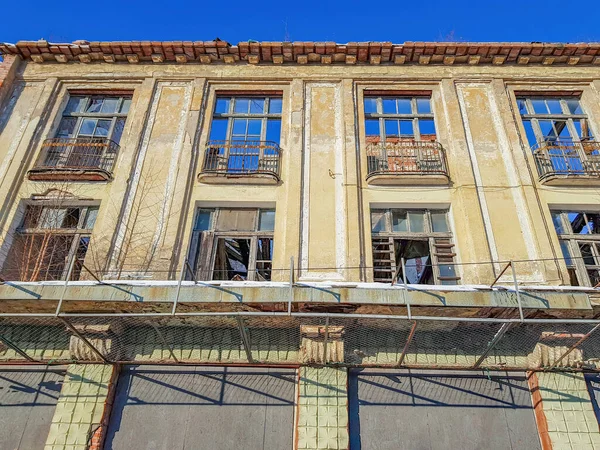 Mavi Gökyüzüne Karşı Terk Edilmiş Eski Bir Taş Binanın Cephesinin — Stok fotoğraf