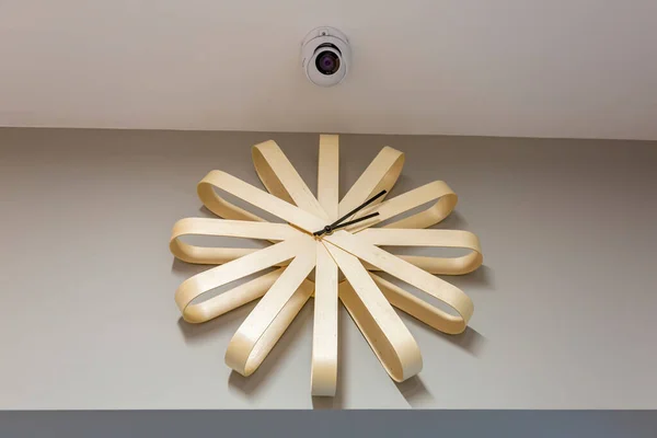 Horloge Mécanique Bois Avec Flèches Noires Caméra Surveillance Sur Mur — Photo