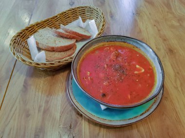 Taze balık, sebze ve baharat karışımından yapılan iştah açıcı çorba.